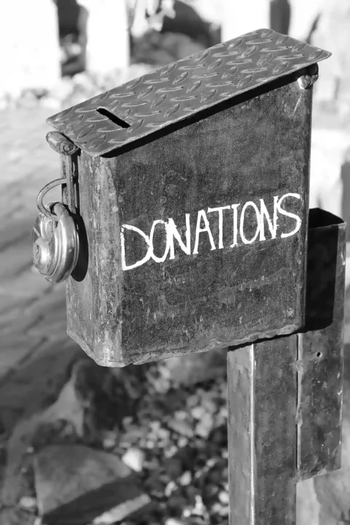 Hilfe / Spenden Foto: Uralte Spendenbox aus Holz mit Inschrift Donations