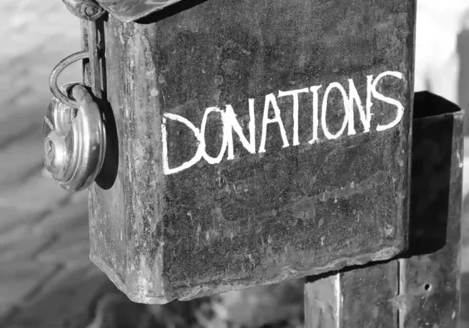 Hilfe / Spenden Foto: Uralte Spendenbox aus Holz mit Inschrift Donations